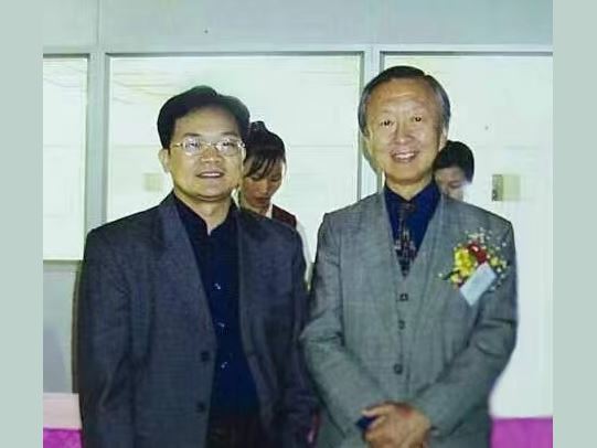 Du Xunhu Took a Photo with Nobel Laureate Professor Charles K. Kao